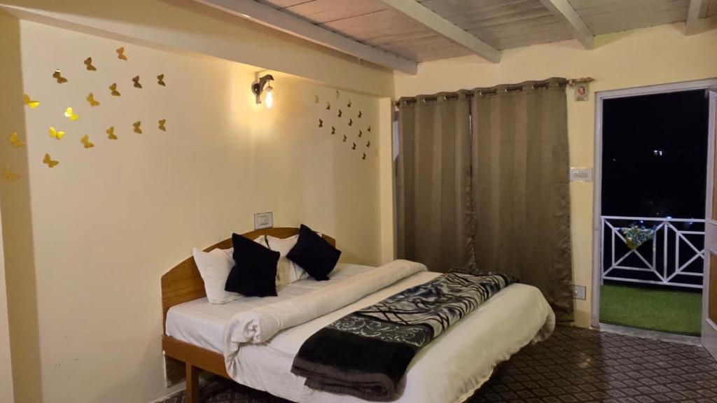 Mountain View Room 2
